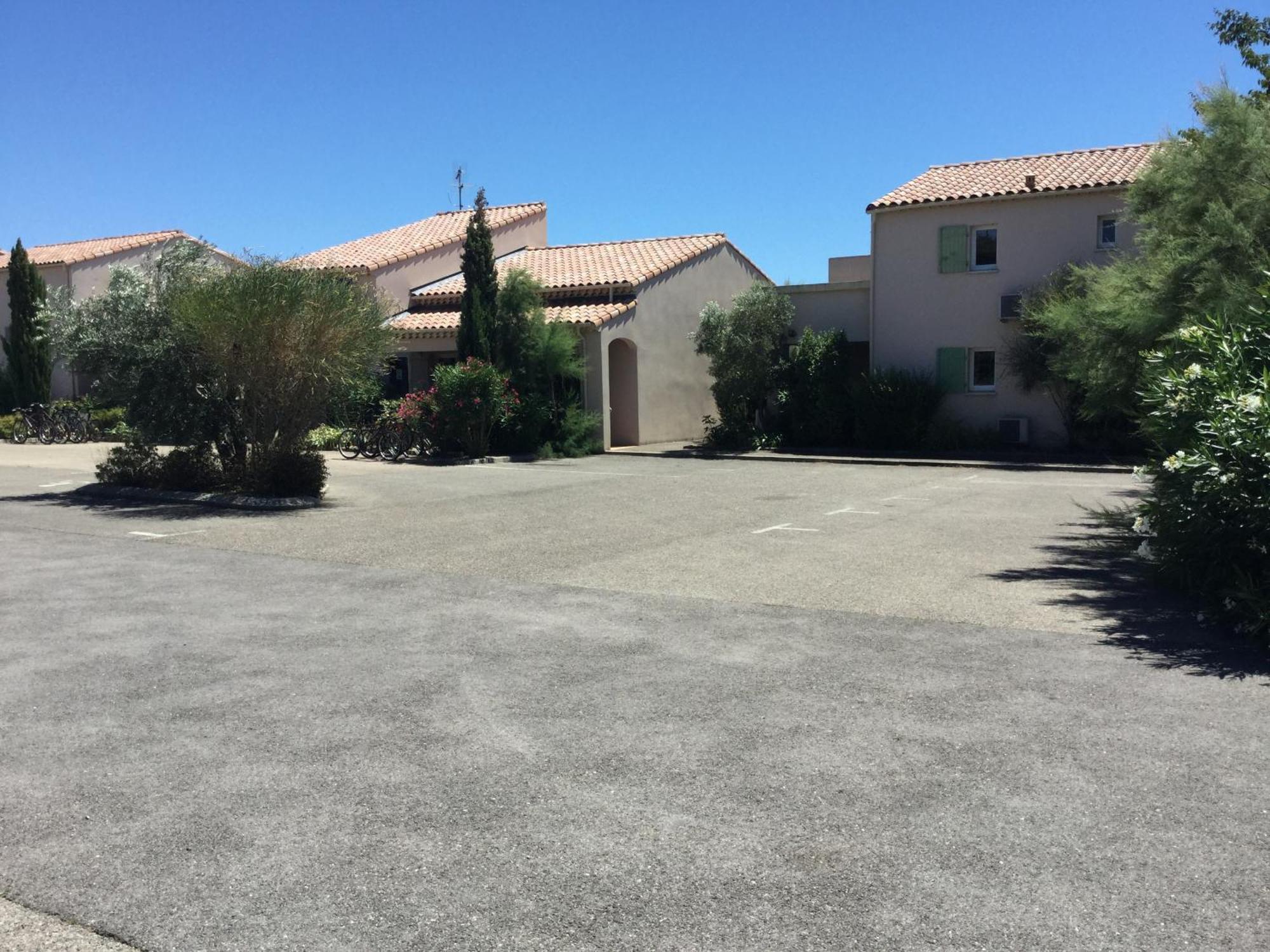 Pleasant Gite, With Collective Heated Swimming Pool, In The Heart Of The Alpilles In Mouries, 4/6 People. Villa Buitenkant foto